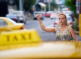 Rewolucja Mobilna w Branży Taxi: Wpływ Ubera i Lyfta na Tradycyjne Firmy Taksówkowe
